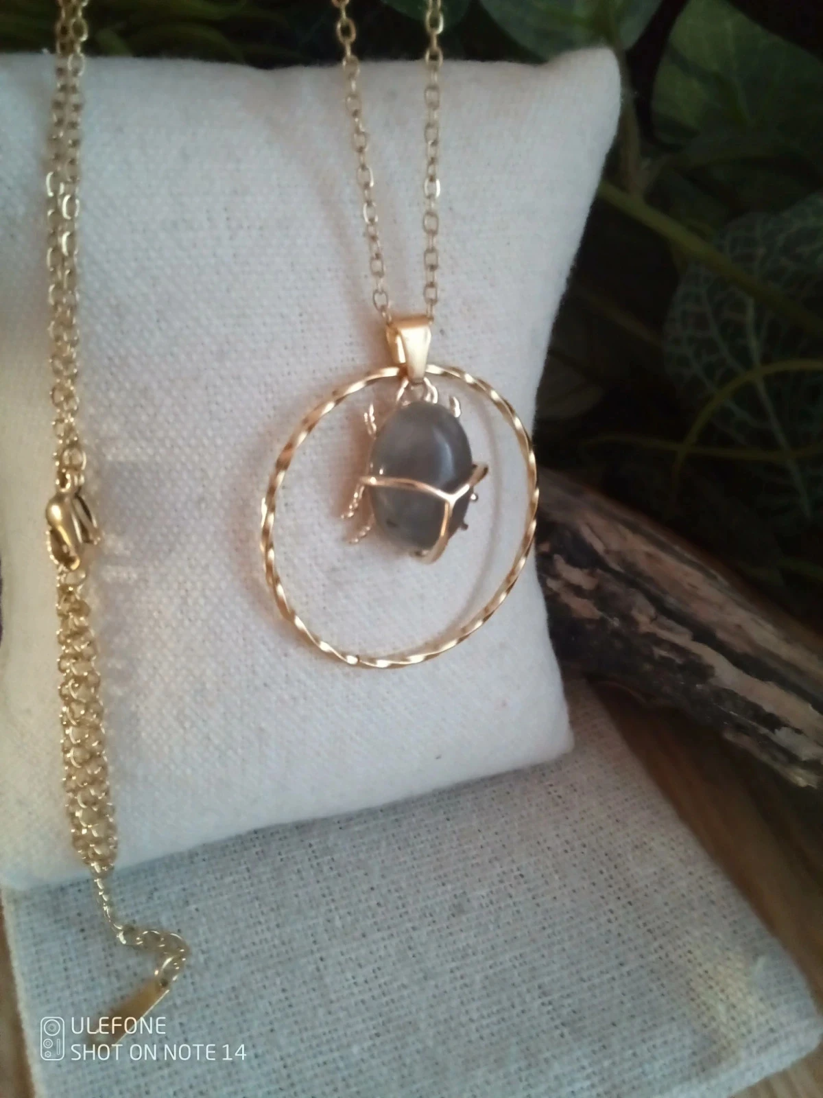 Collier scarabée égyptien doré en pierre de labradorite